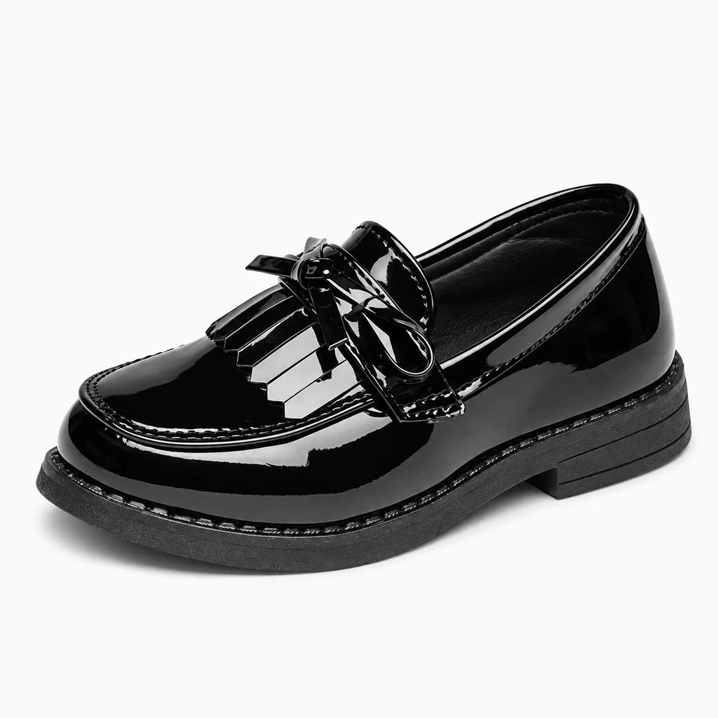 Chaussure plate noir fille en matière souple, détail de la forme épousant le pied