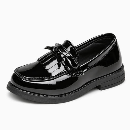 Chaussure plate noir fille en matière souple, détail de la forme épousant le pied