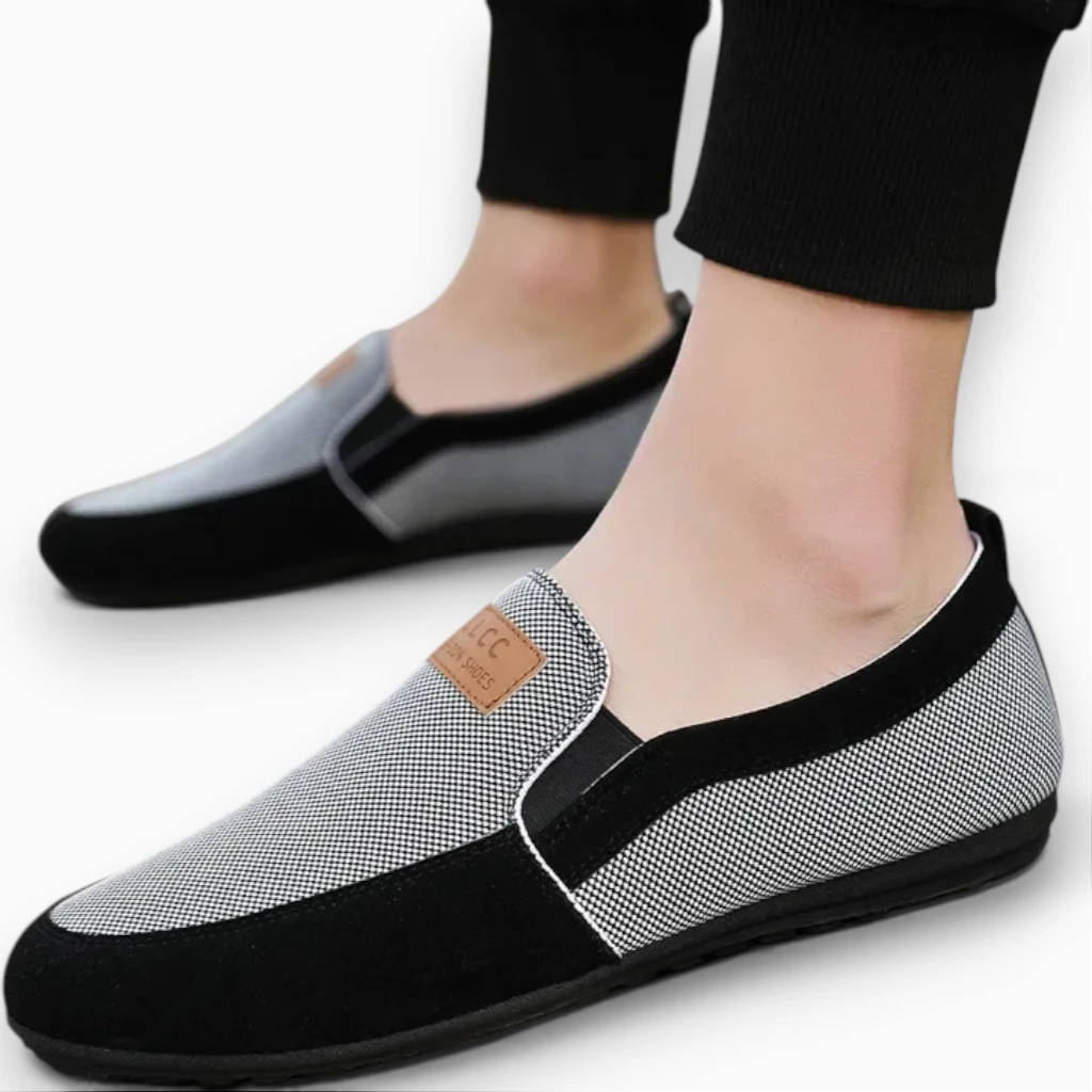 Mocassin footwear aéré en matière textile, détail de la construction flexible du pied
