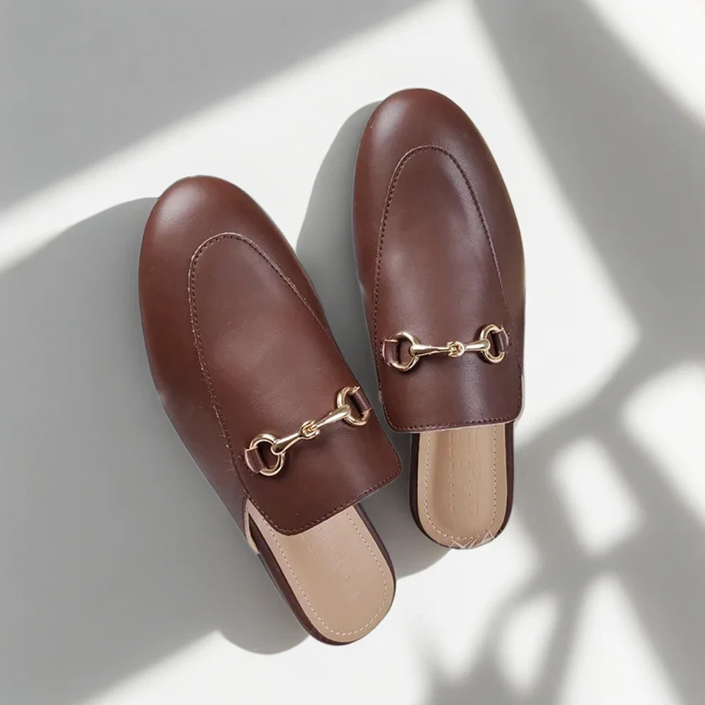 Gros plan sur la texture et la qualité de la fourrure du mocassin femme