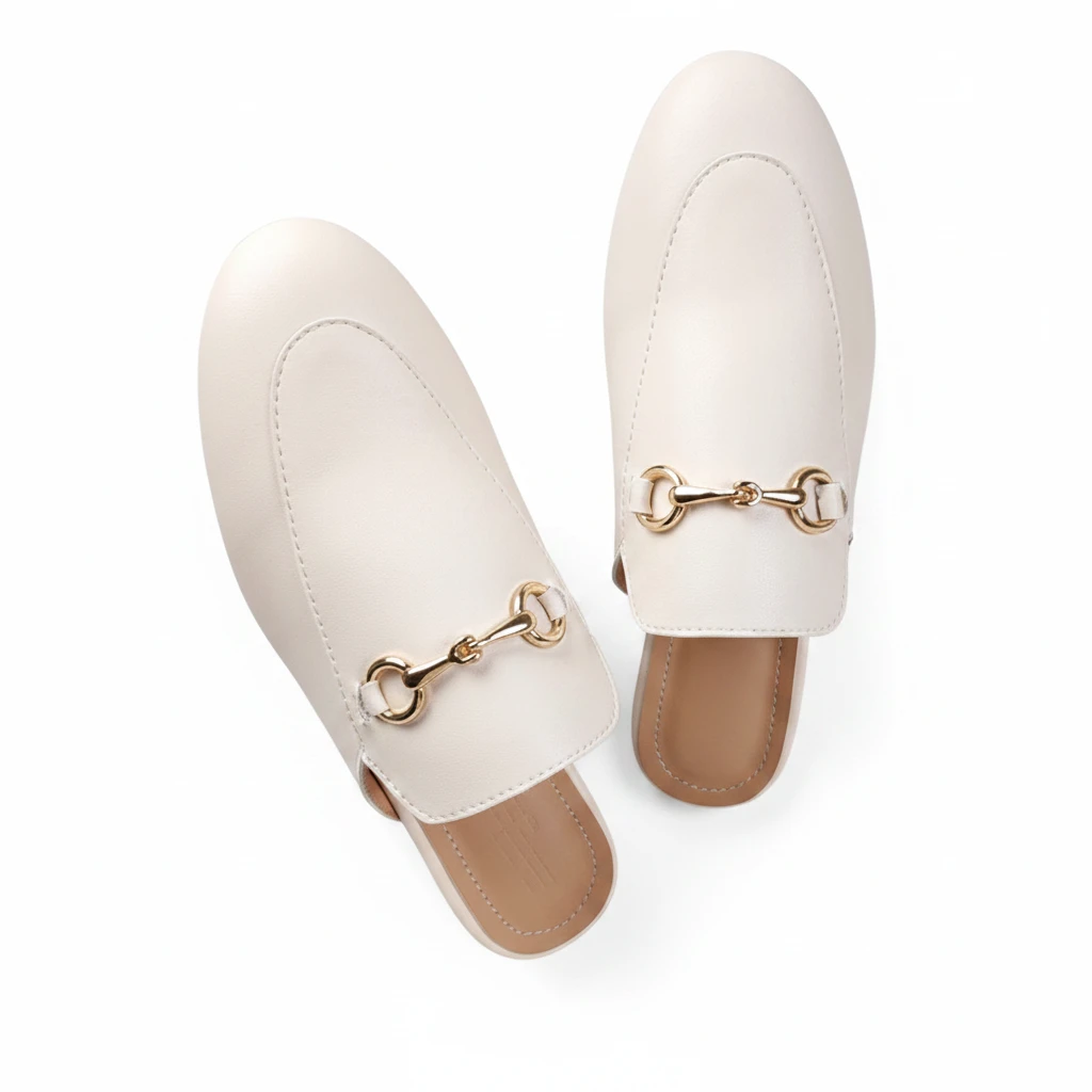 Paire de mocassins fourrure femme blancs vue de côté