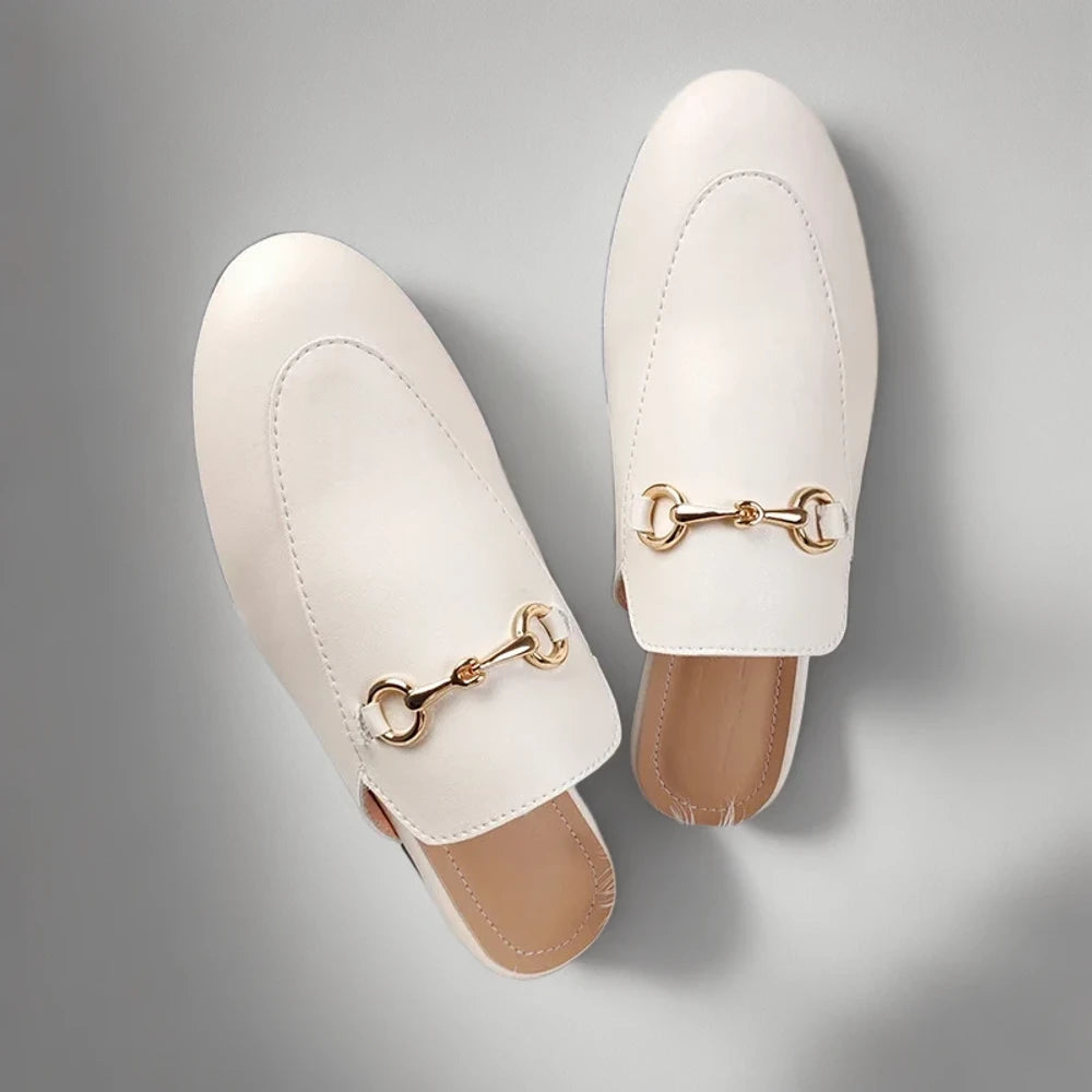 Détail de la semelle plate du mocassin femme fourrure pour stabilité