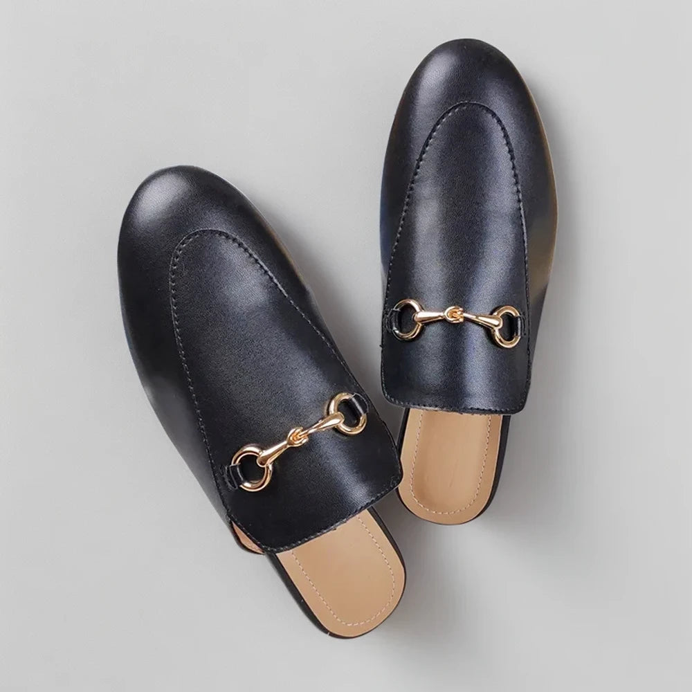 Pied chaussé d'un mocassin fourrure femme mettant en avant la douceur