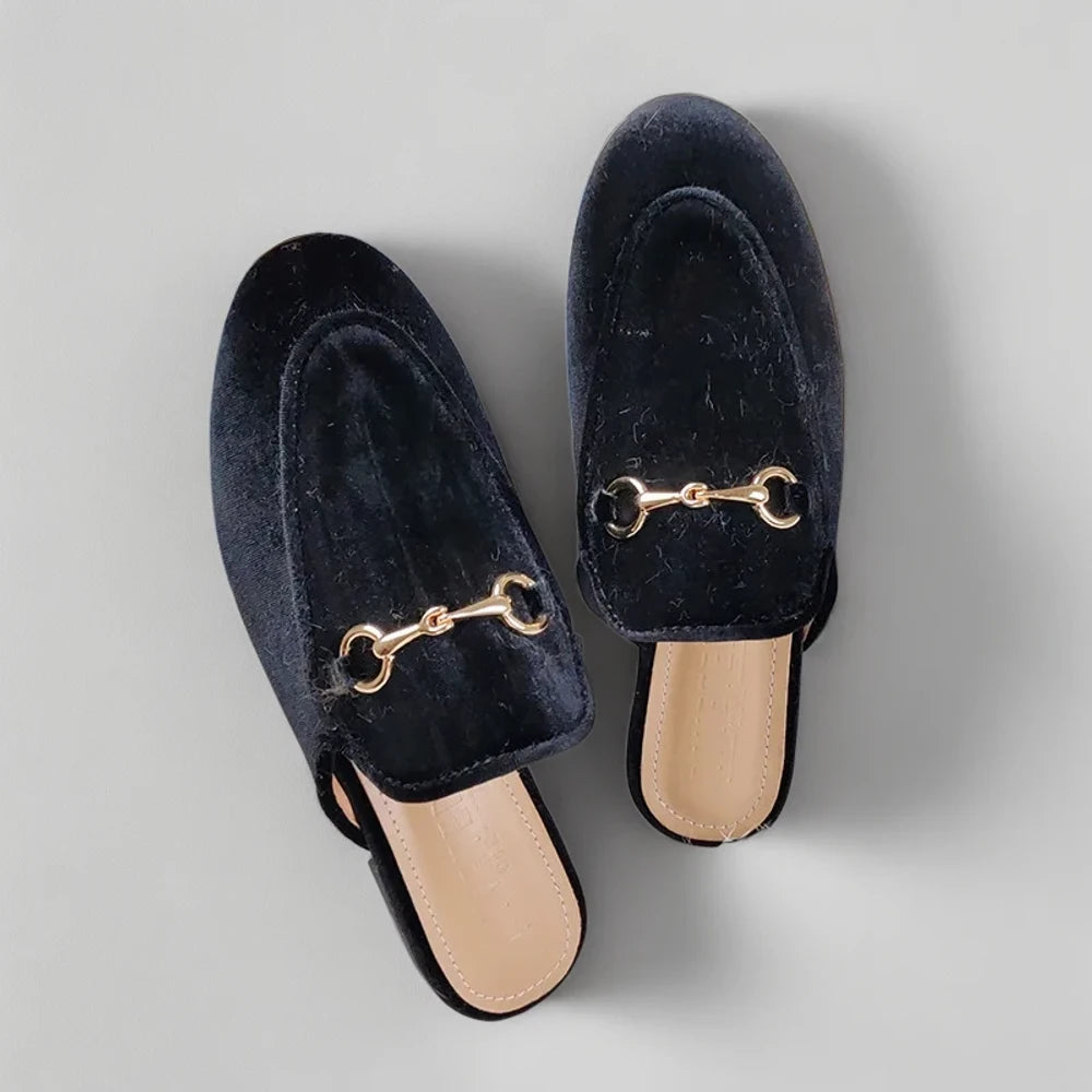 Mocassin fourrure femme porté au quotidien avec tenue décontractée