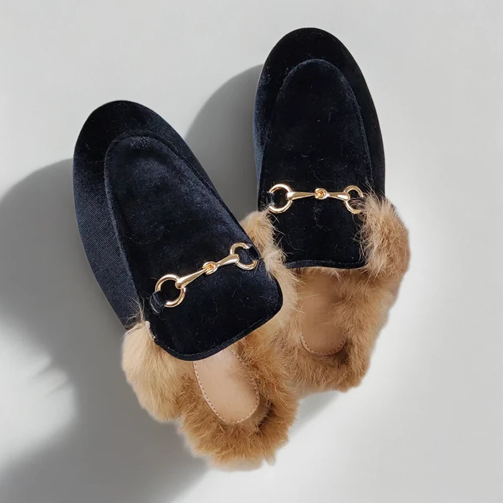 Profil latéral du mocassin femme fourrure montrant sa forme rétro