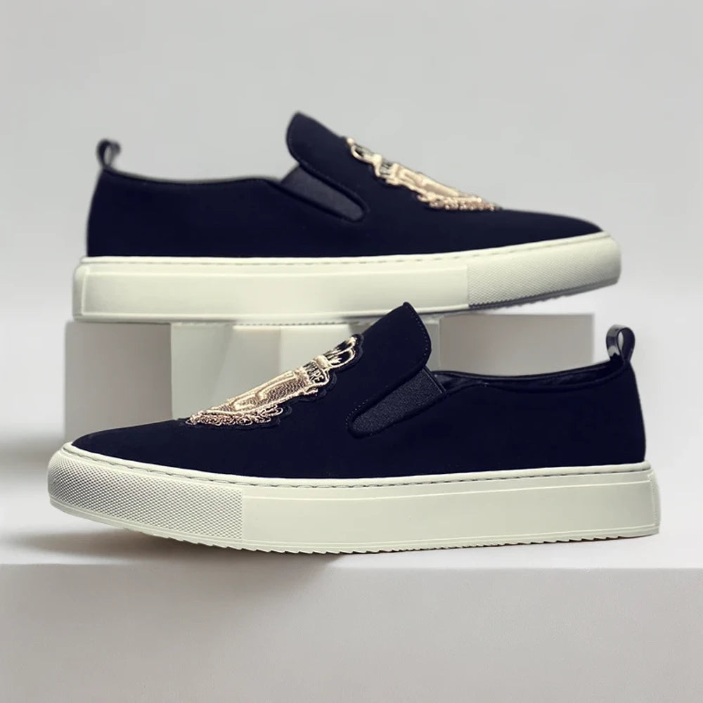 Détail de la construction du mocassin français élégant en cuir noir