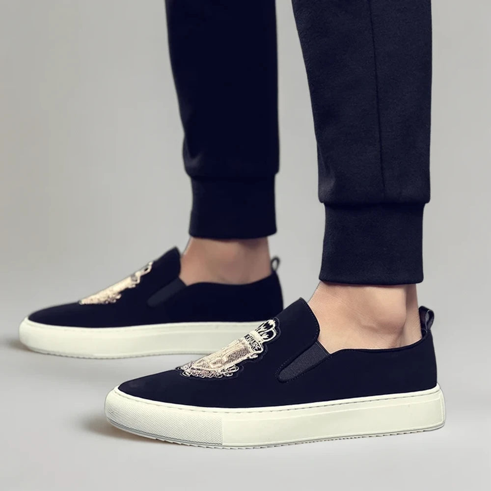 Vue de profil du mocassin français homme, design intemporel et épuré
