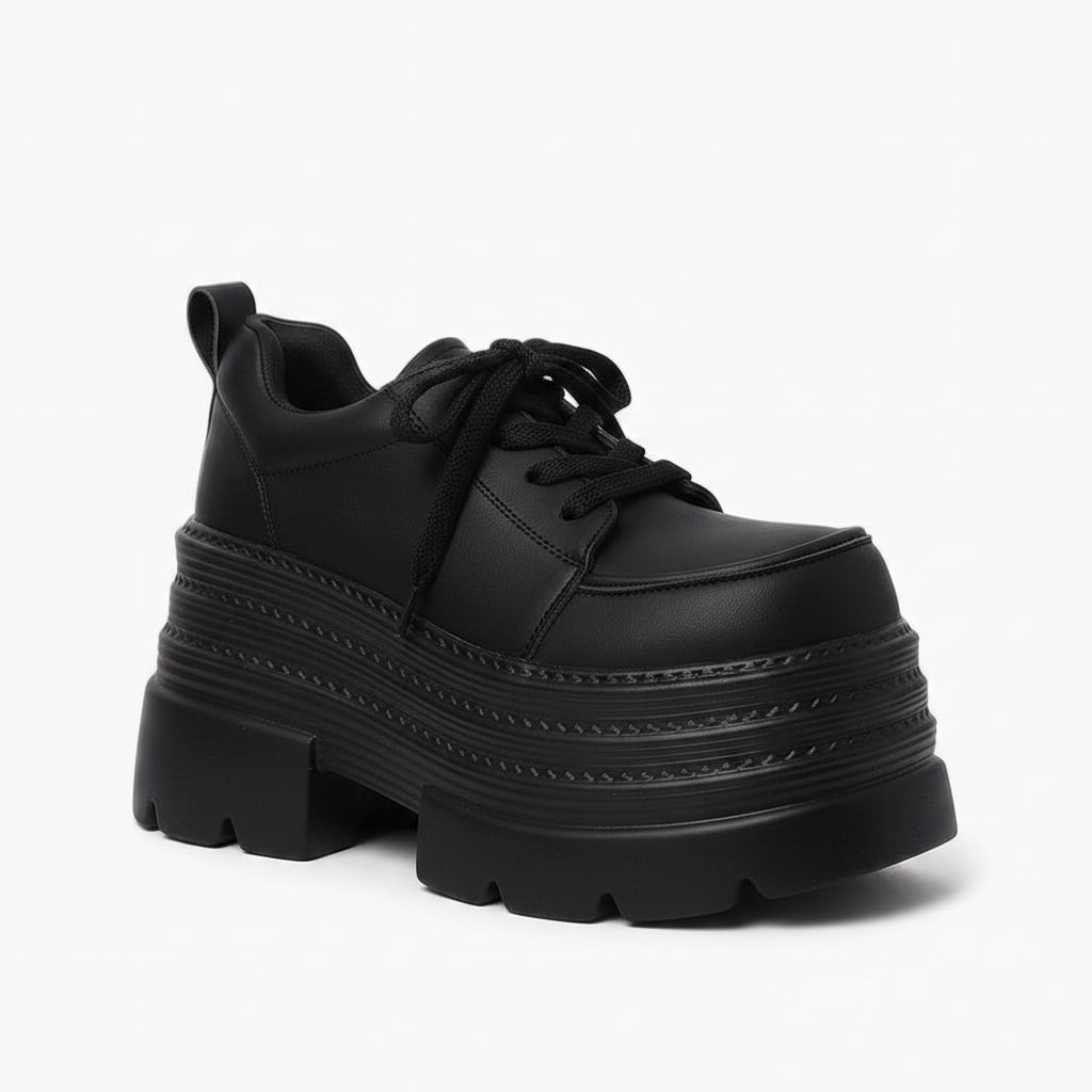 Mocassin froncé femme en cuir noir avec laçage élégant et semelle épaisse