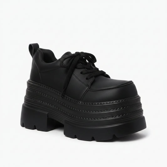 Mocassin froncé femme en cuir noir avec laçage élégant et semelle épaisse