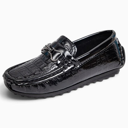 Mocassin garçon noir vue de trois-quarts avec détail métal