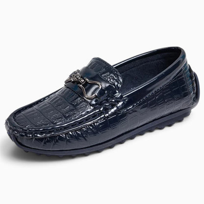 Mocassin garçon bleu marine de profil avec finition moderne
