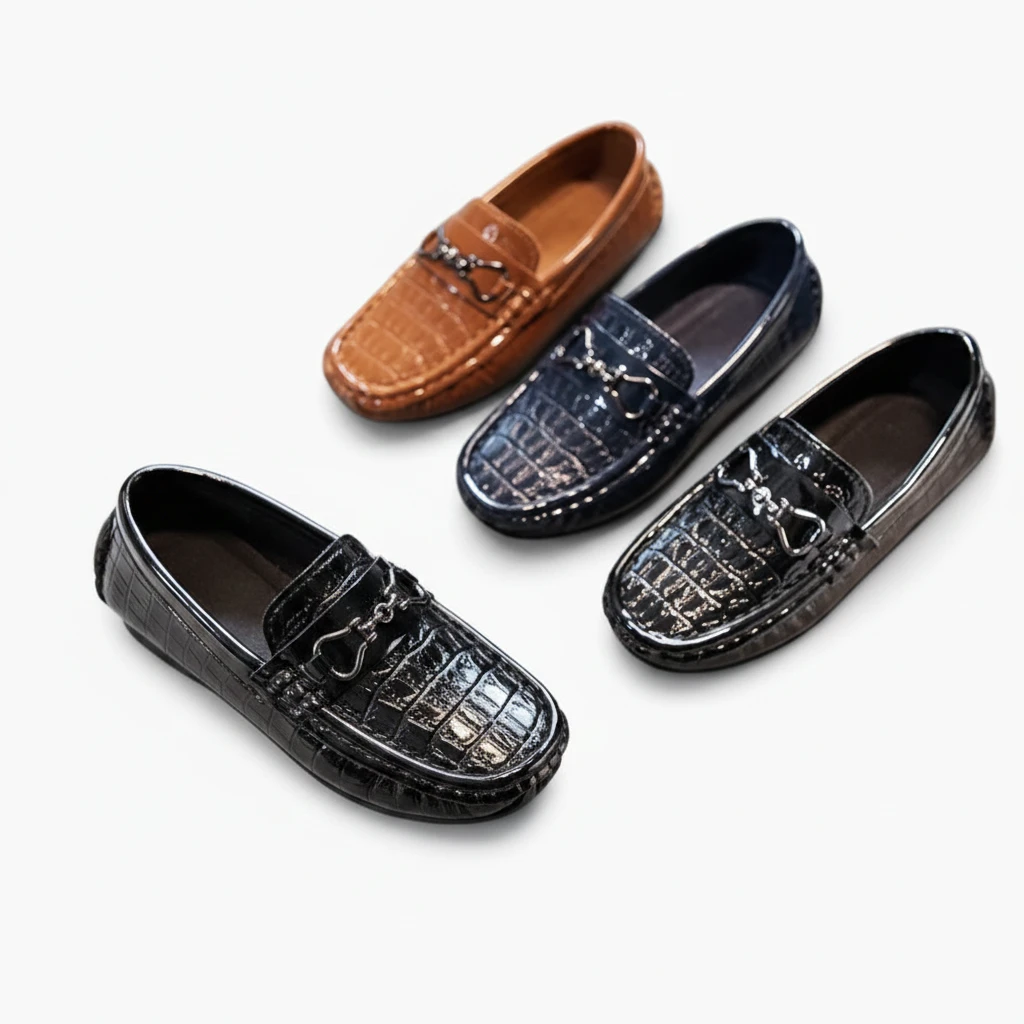 Mocassins garçon noirs assortis, design classique et discret