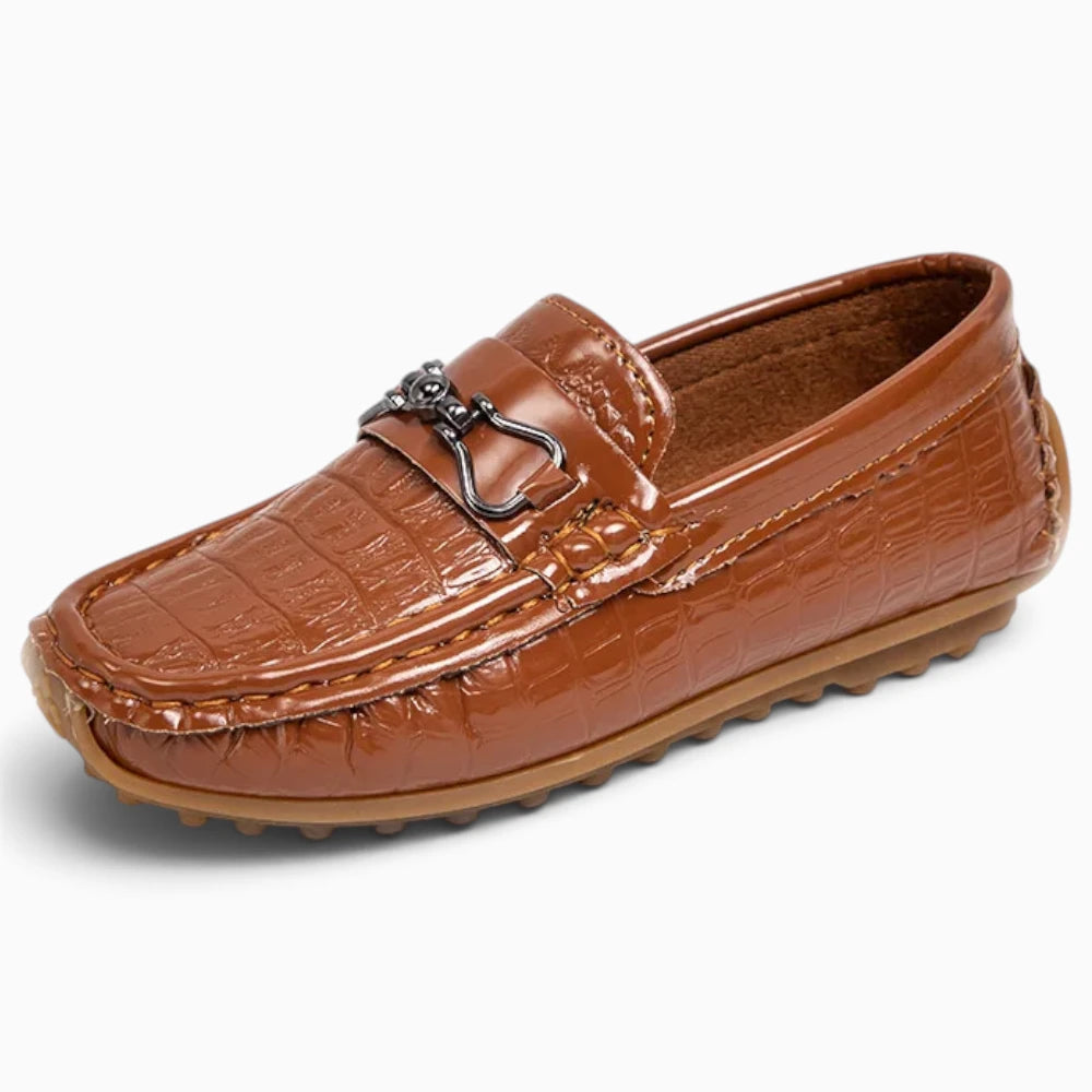 Mocassin garçon marron vue de trois-quarts, silhouette épurée