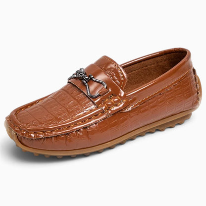 Mocassin garçon marron vue de trois-quarts, silhouette épurée