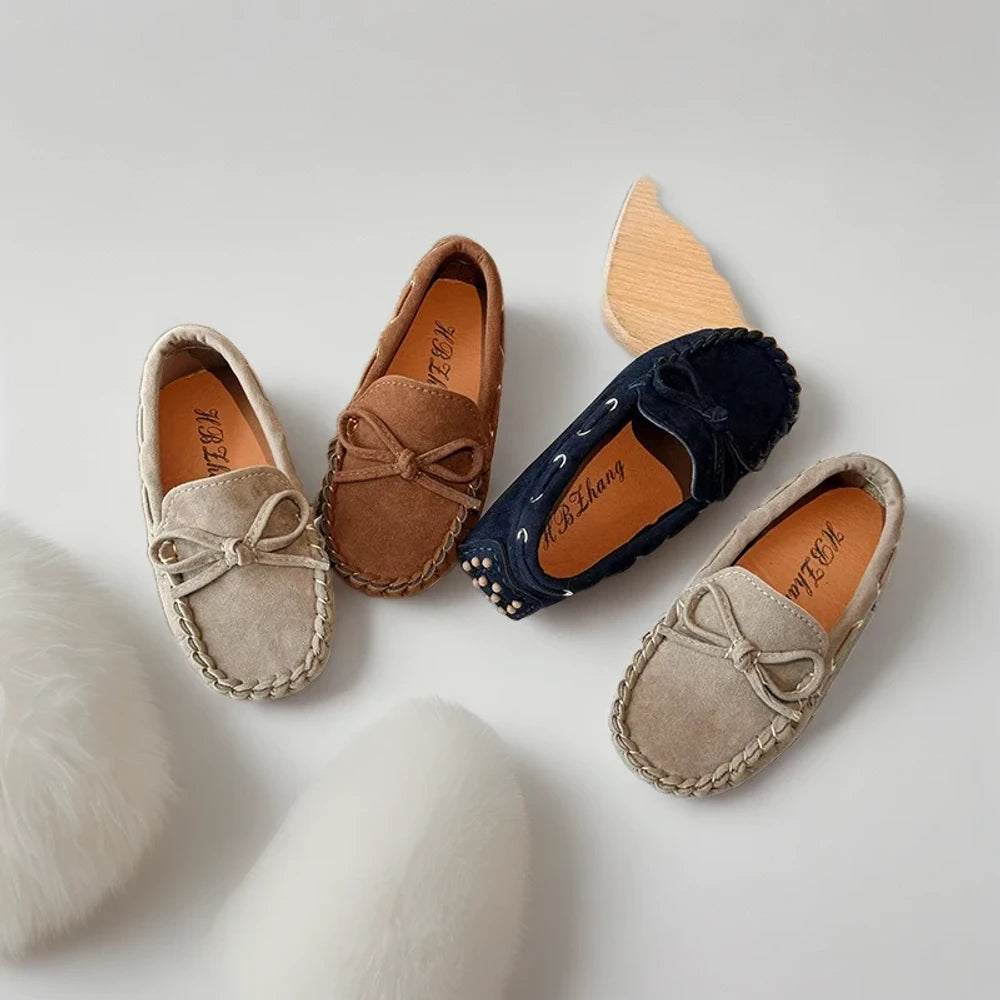 Détail du daim premium sur mocassin enfant bleu pour occasions spéciales