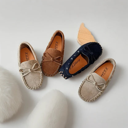 Détail du daim premium sur mocassin enfant bleu pour occasions spéciales