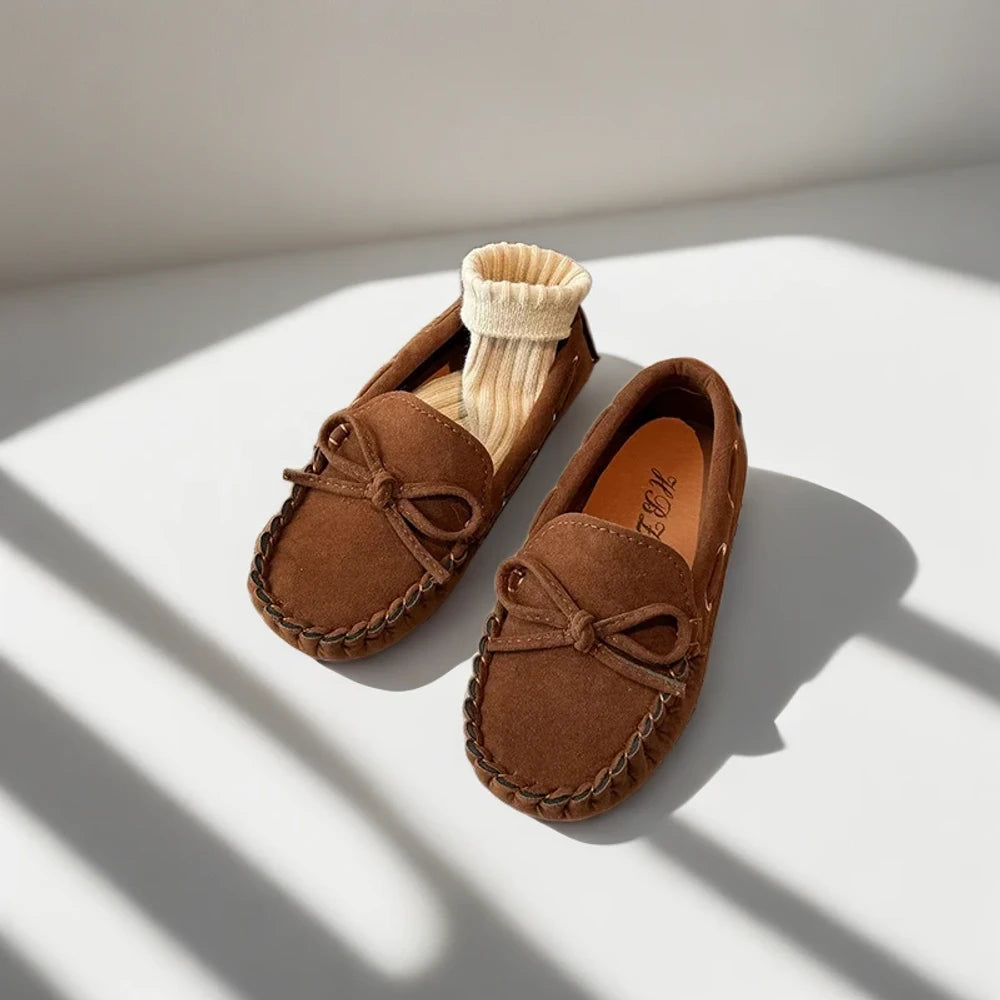 Enfant portant un mocassin mariage bleu, parfait pour grandes occasions