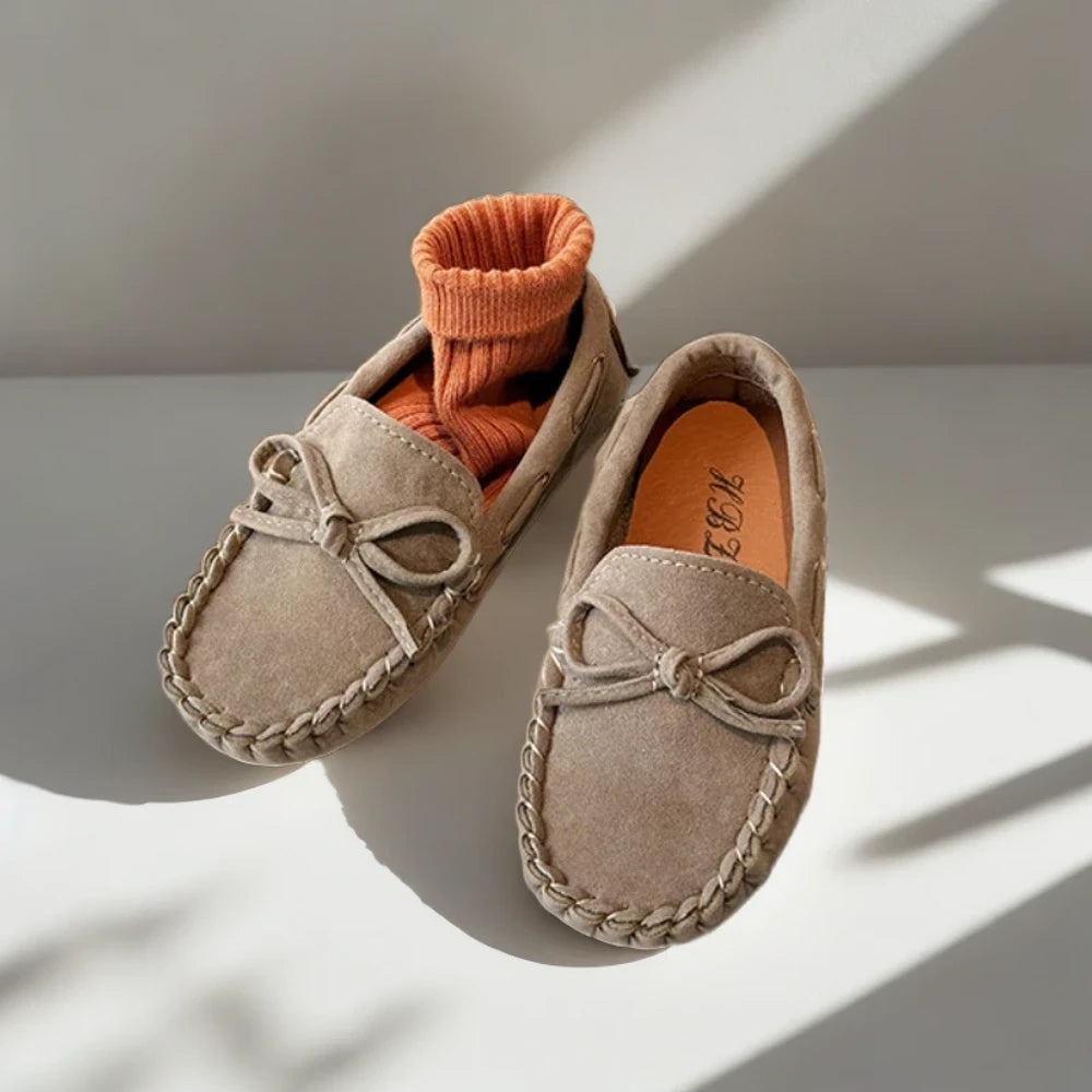 Paire de mocassins enfant en cuir, pratiques pour quotidien et cérémonies