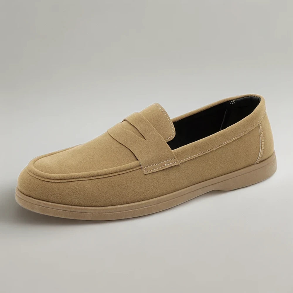 Détail de la semelle antidérapante du mocassin gris léger