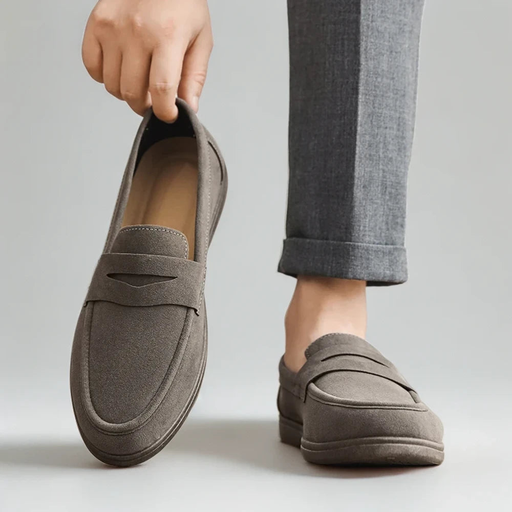Vue de profil mocassin gris avec design épuré et discret