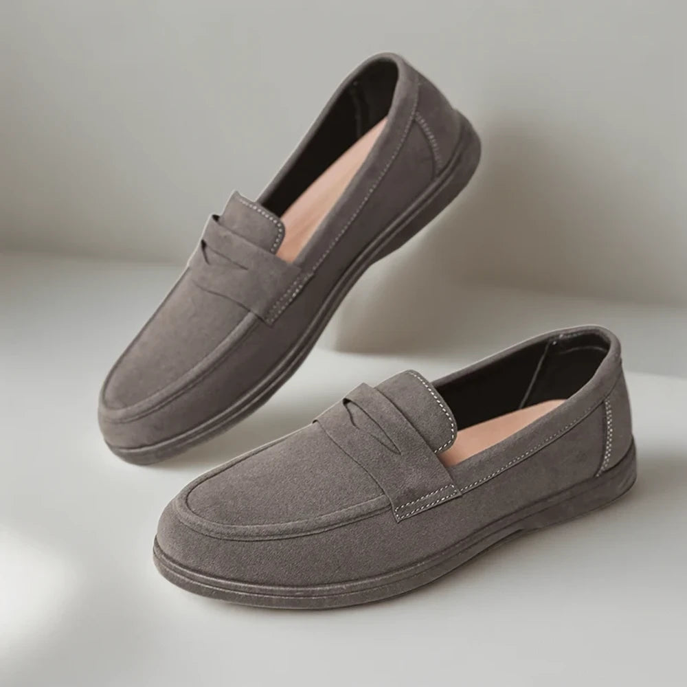 Mocassins gris portés avec jean pour un look décontracté
