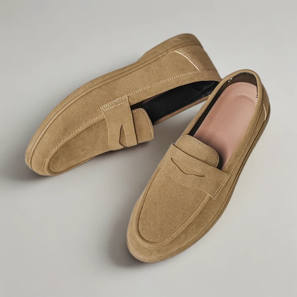 Mocassin gris associé à pantalon chino style preppy
