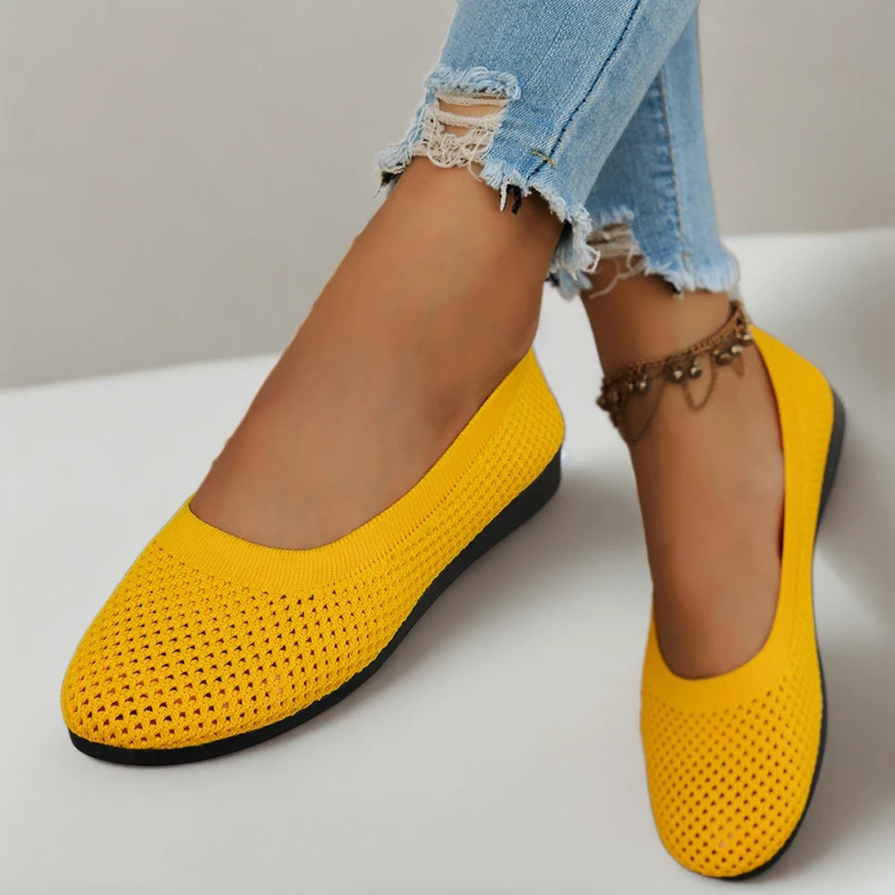 Mocassin gris pour femme porté au quotidien en intérieur