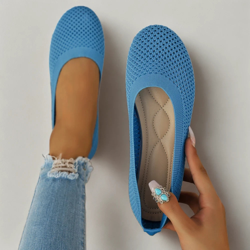 Mocassins femme couleur gris posés sur surface neutre
