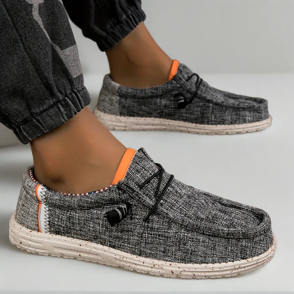 Détail de la semelle vulcanisée du mocassin gris homme
