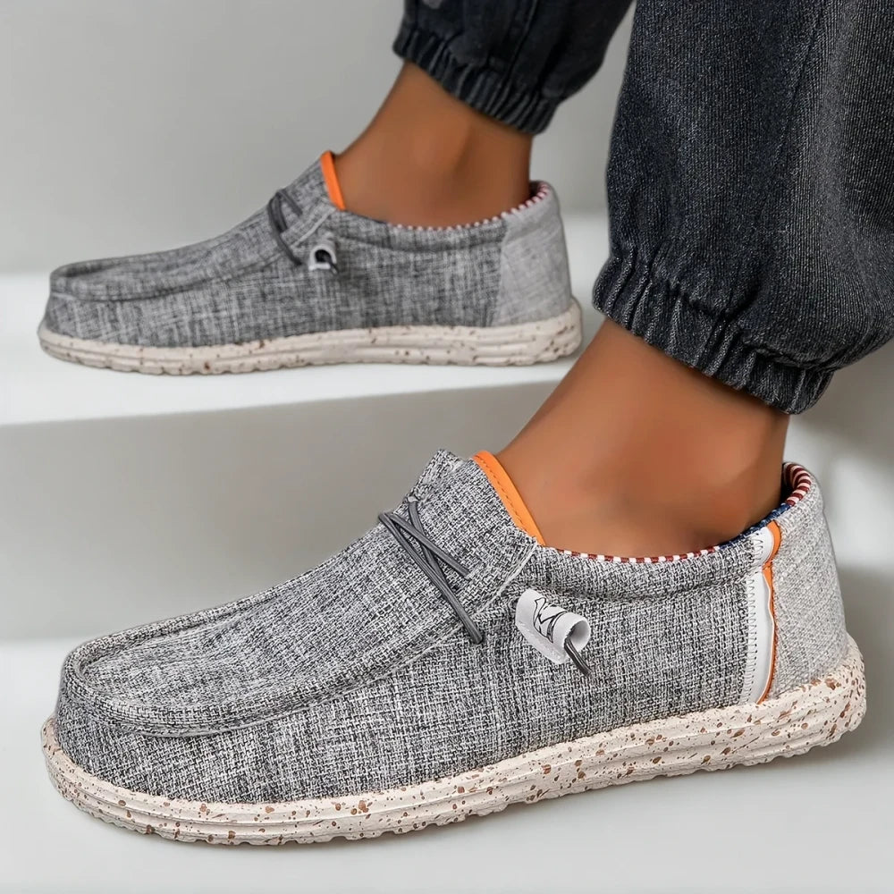Face avant du mocassin gris homme, design épuré et confortable