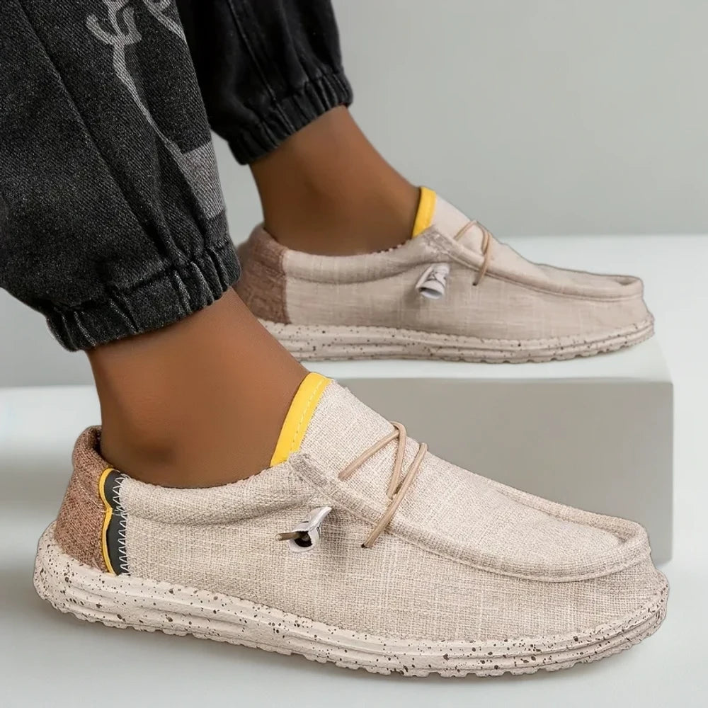 Palette de couleurs disponibles : mocassin noir, bleu, gris et blanc