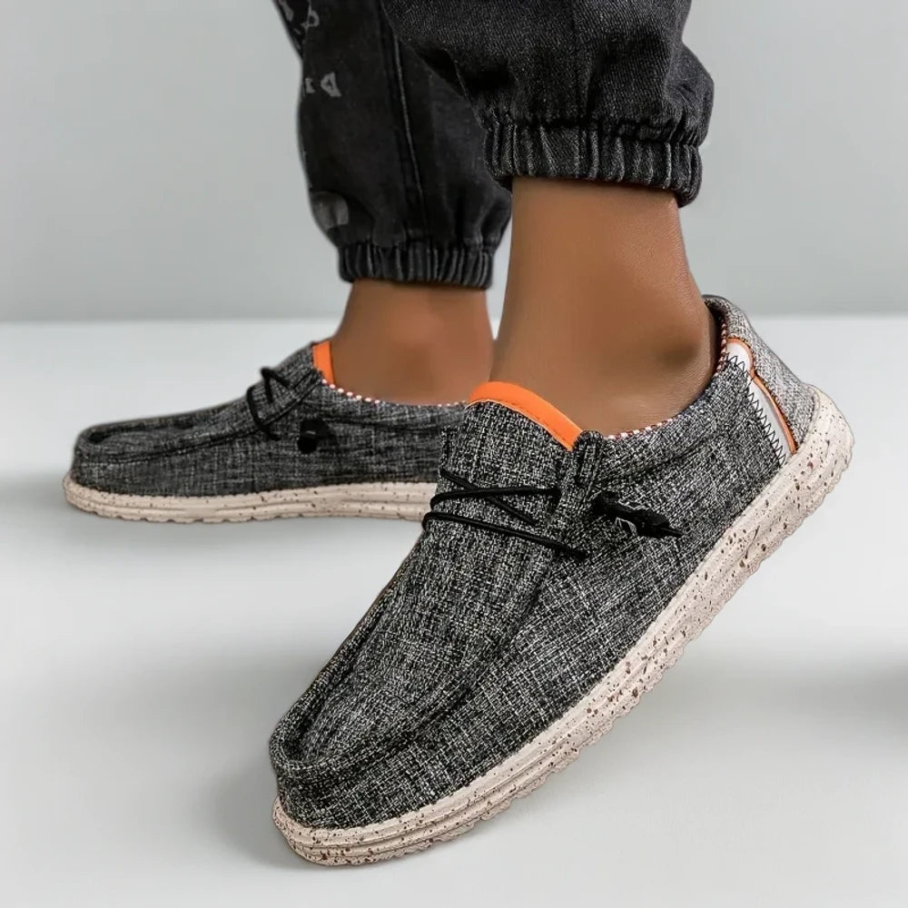 Détail de la construction et des coutures du mocassin gris homme