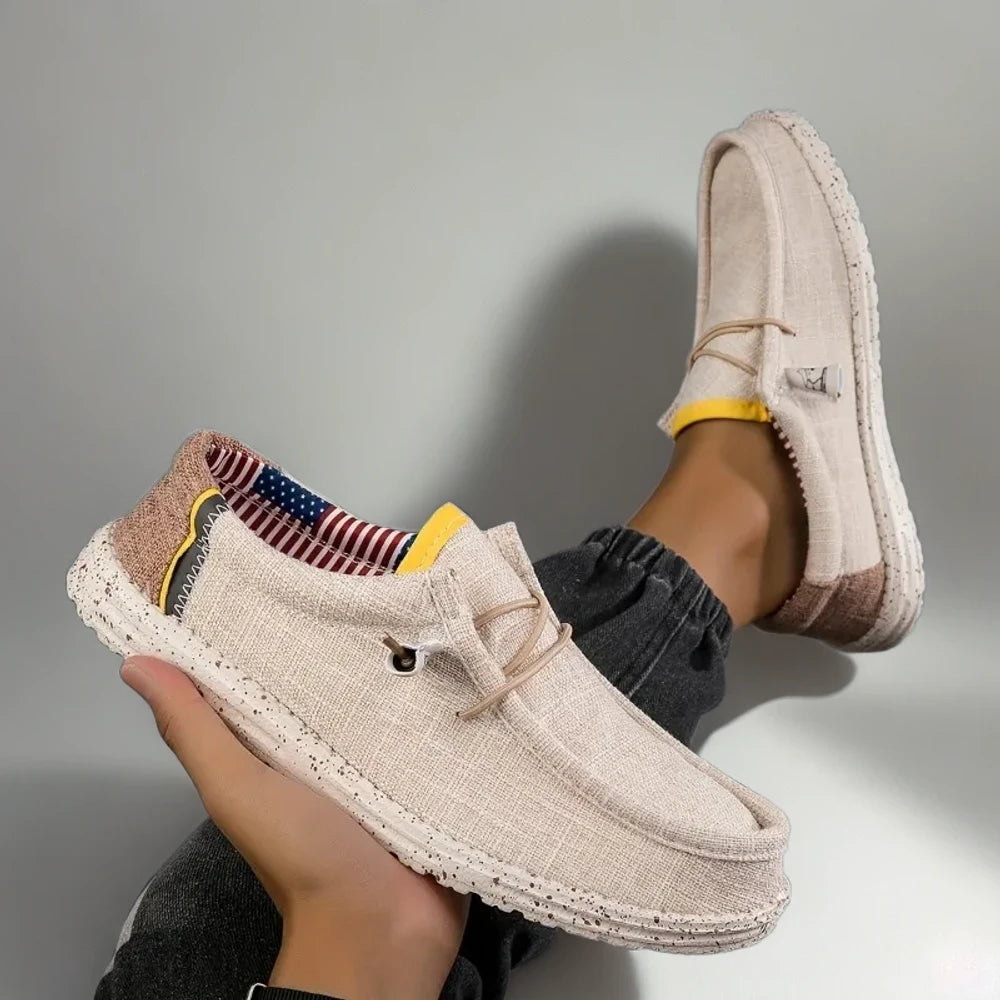 Mocassin gris homme intégré à une tenue casual masculine