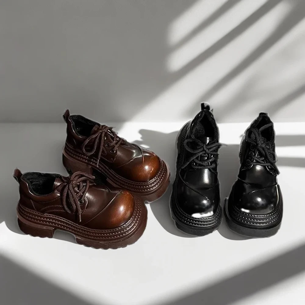 Gros plan cuir souple mocassin grosse semelle s'assouplit pas
