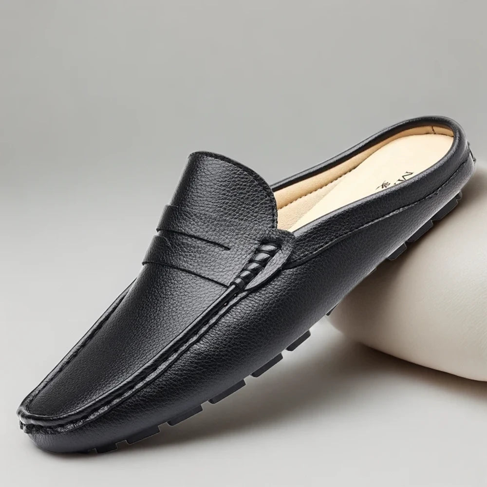 Mocassin homme couleur beige porté avec costume gris en contexte professionnel