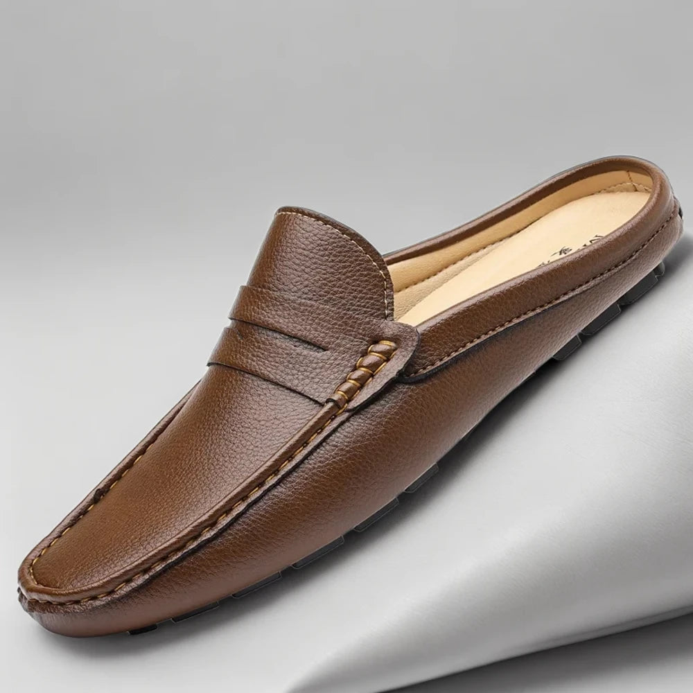 Paire de mocassins habillés homme noir et marron alignés sur fond neutre