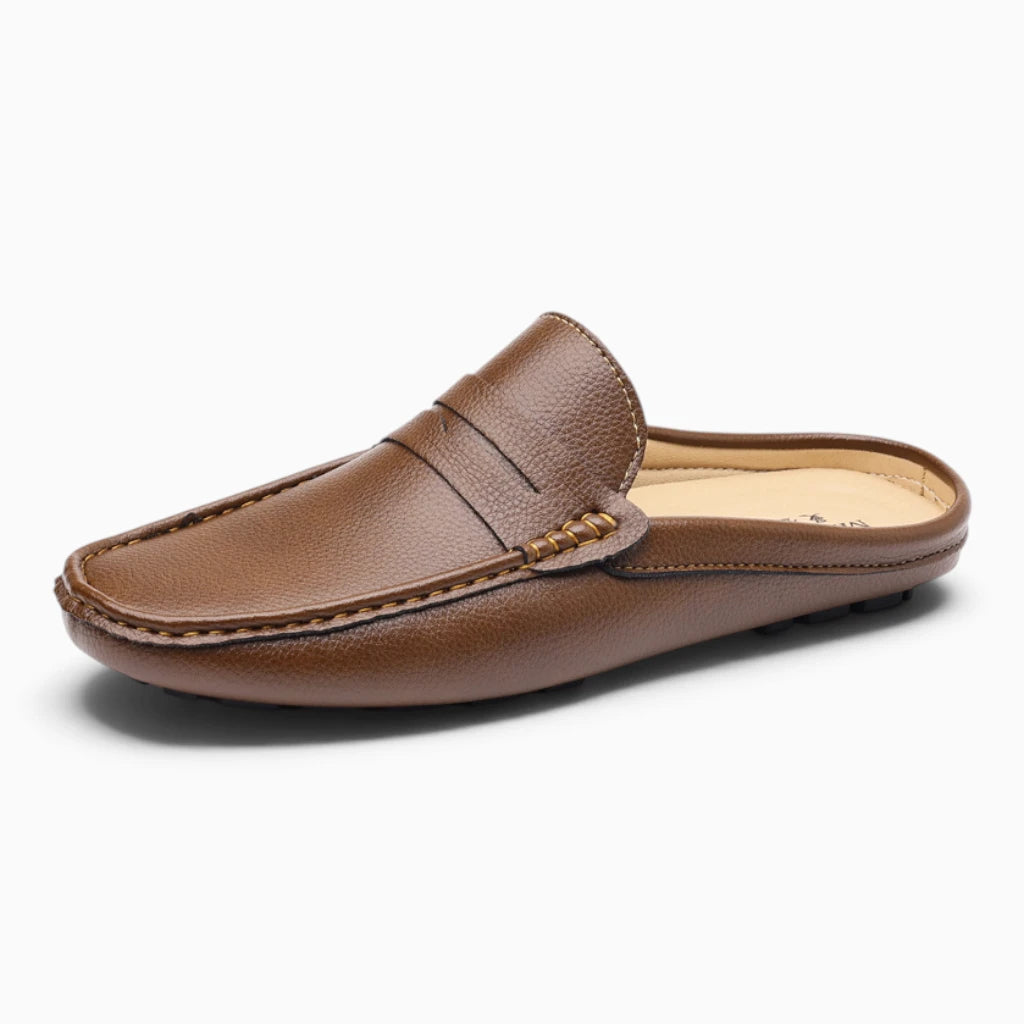 Mocassin homme noir élégant porté avec costume en environnement professionnel