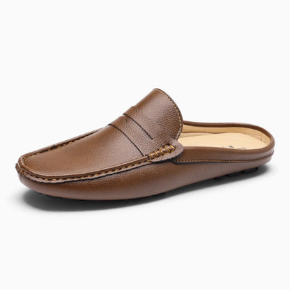 Mocassin homme noir élégant porté avec costume en environnement professionnel