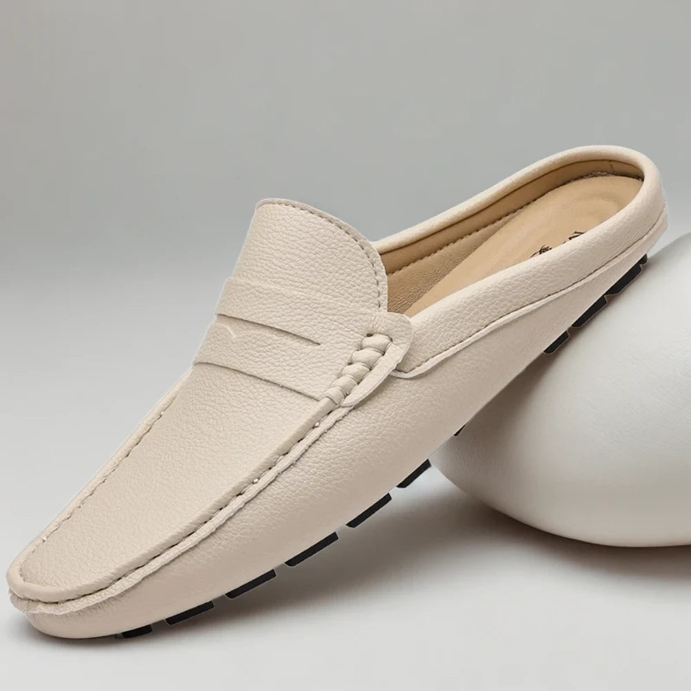 Mocassin habillé homme teinte marron, gros plan sur la texture du cuir premium