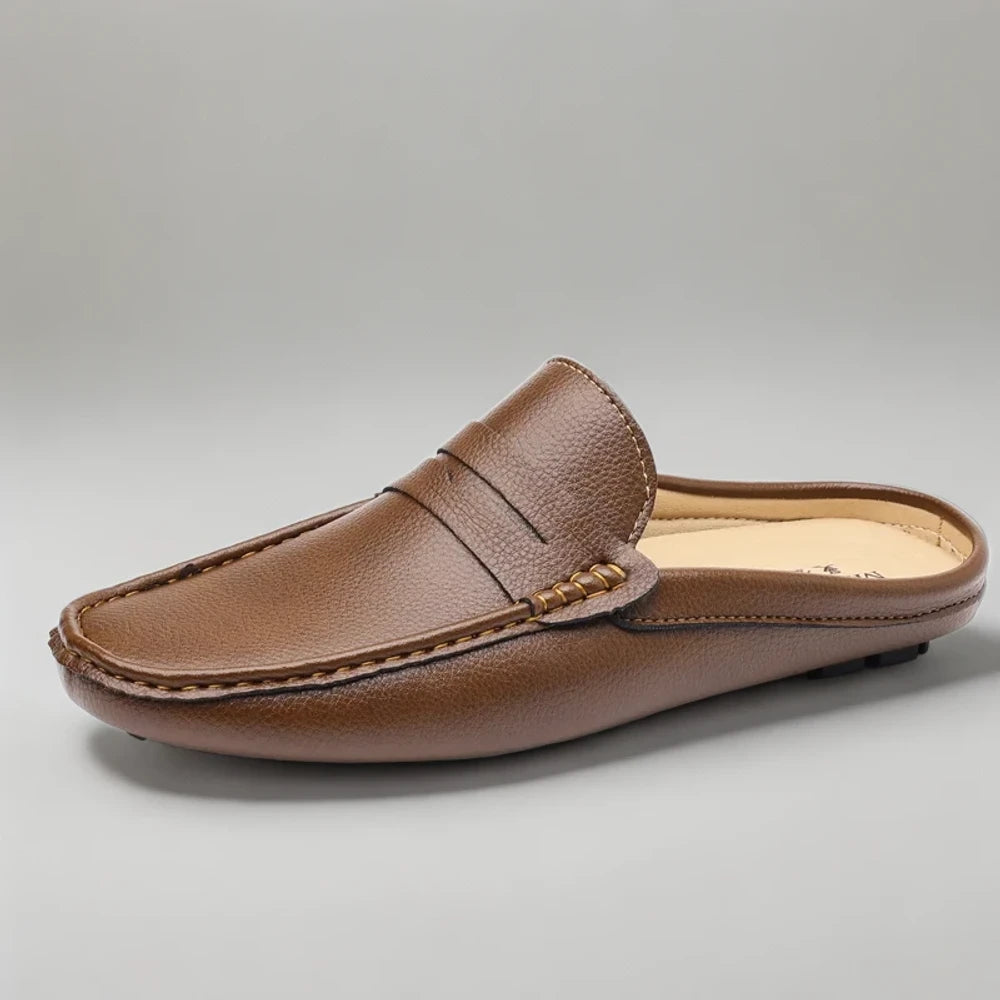 Mocassin homme beige porté casual avec pantalon chino et chemise blanche