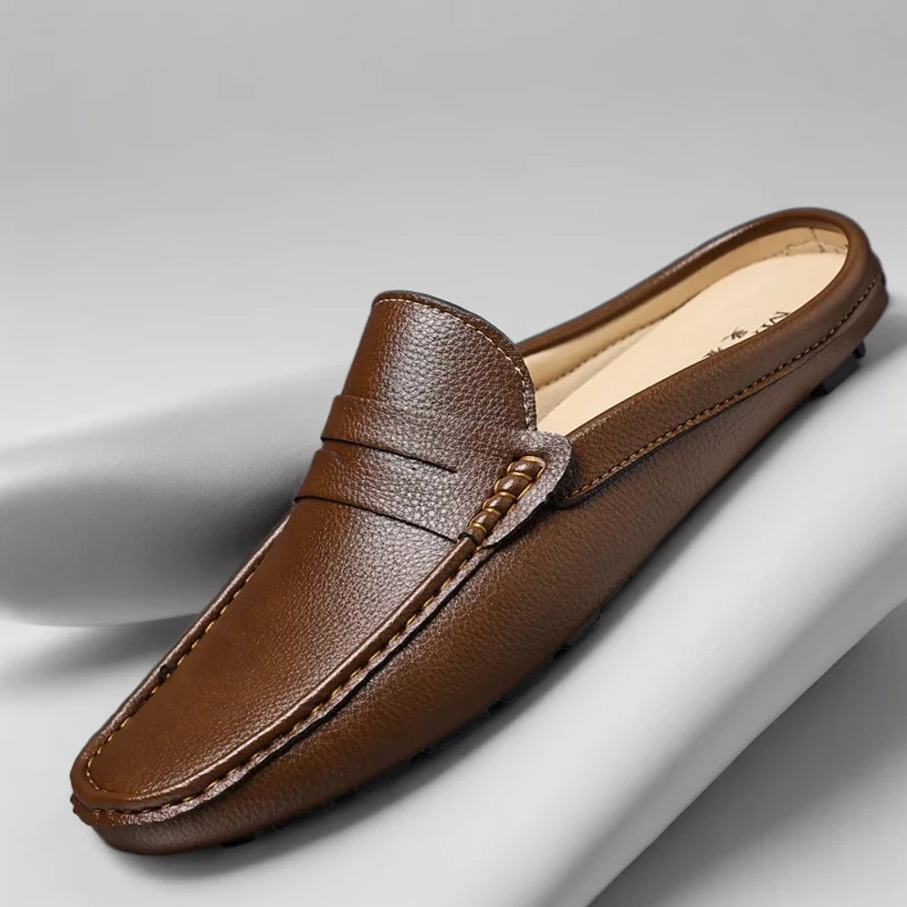 Détail du pied chaussé d'un mocassin habillé homme noir, vue de dessus