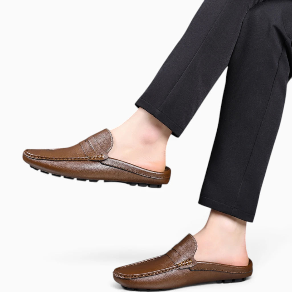 Dessus du pied en mocassin habillé homme noir avec finitions raffinées
