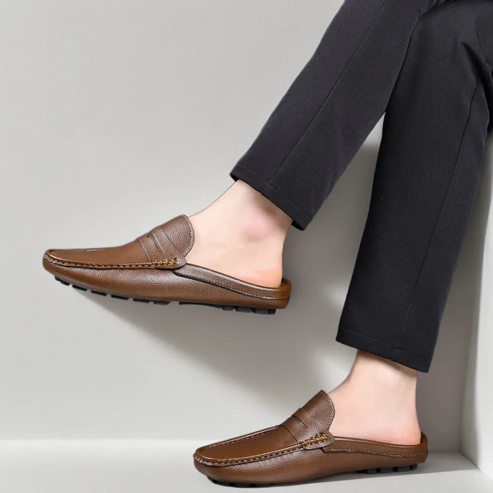 Mocassin homme noir porté en tenue décontractée pour week-end élégant