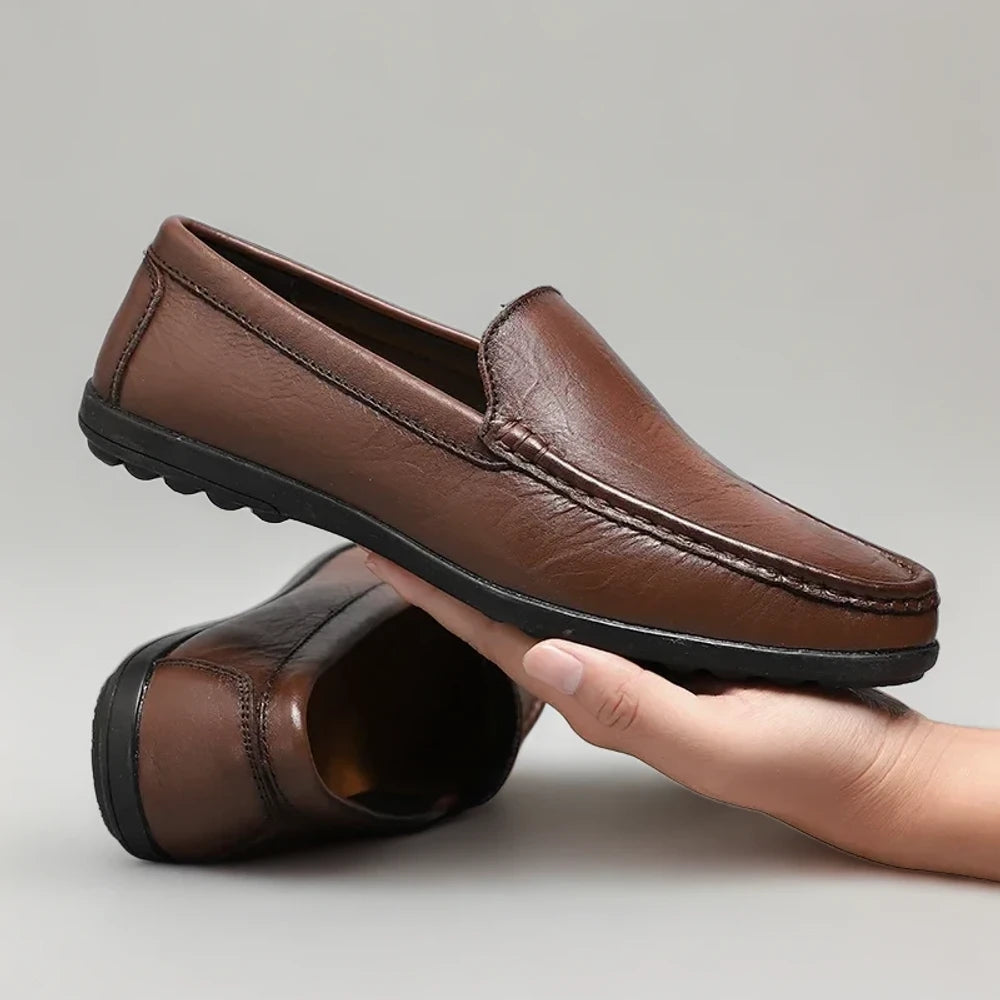 Mocassins hauts noirs en cuir, portés avec un pantalon chino pour un look décontracté élégant