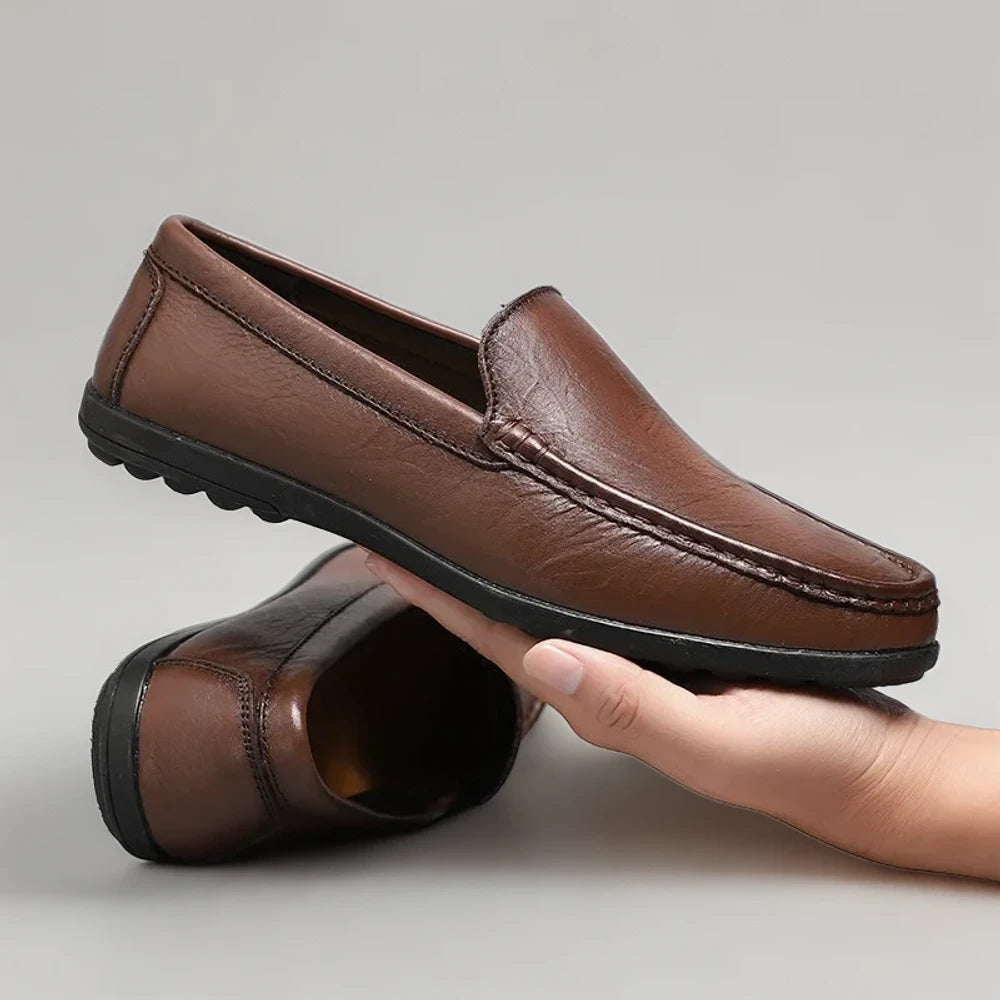 Paire de mocassins haut noirs brillants, chaussure de confort pour le bureau et la conduite