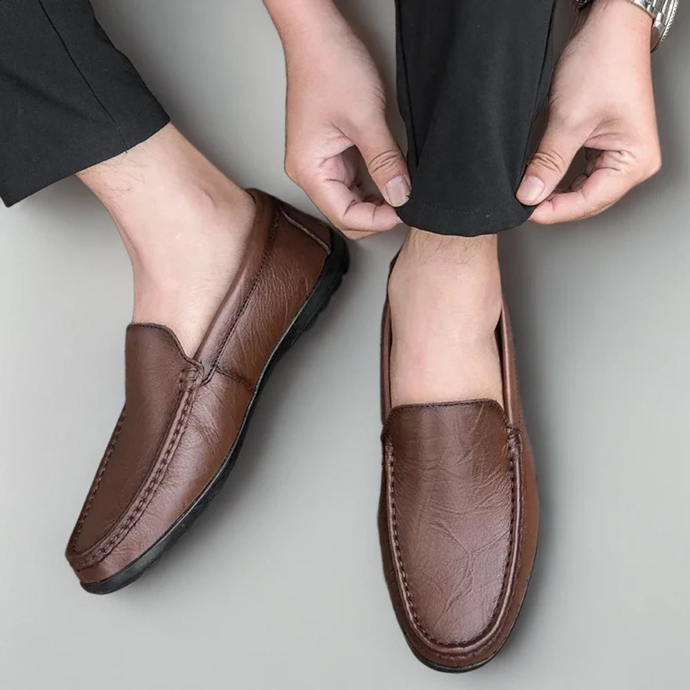 Mocassins hauts en cuir noir, ensemble assortis affichant le confort et l'élégance intemporelle