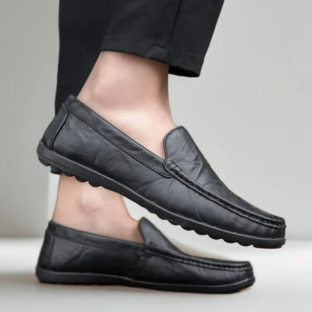 Mocassin haut marron, worn look montrant l'adaptation naturelle du cuir au pied après usage