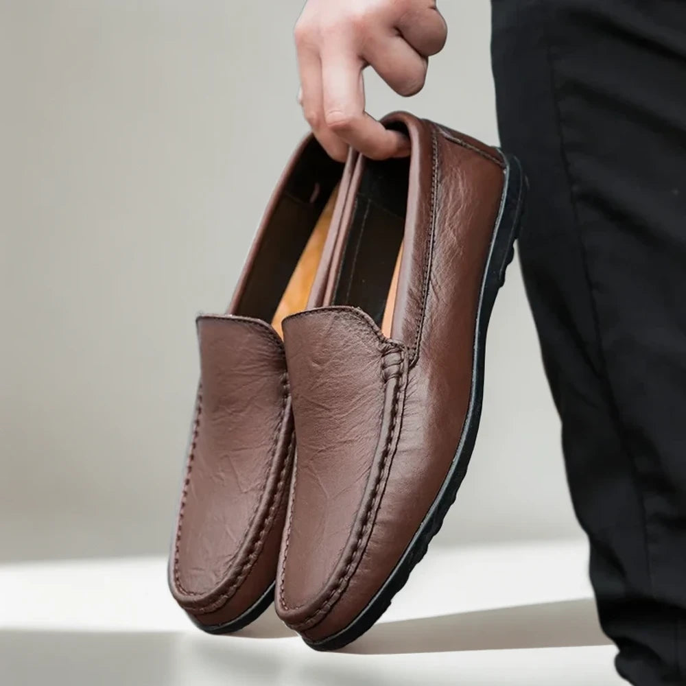 Chaussure mocassin haute noire, vue complète du design souple à enfiler pour un confort maximal