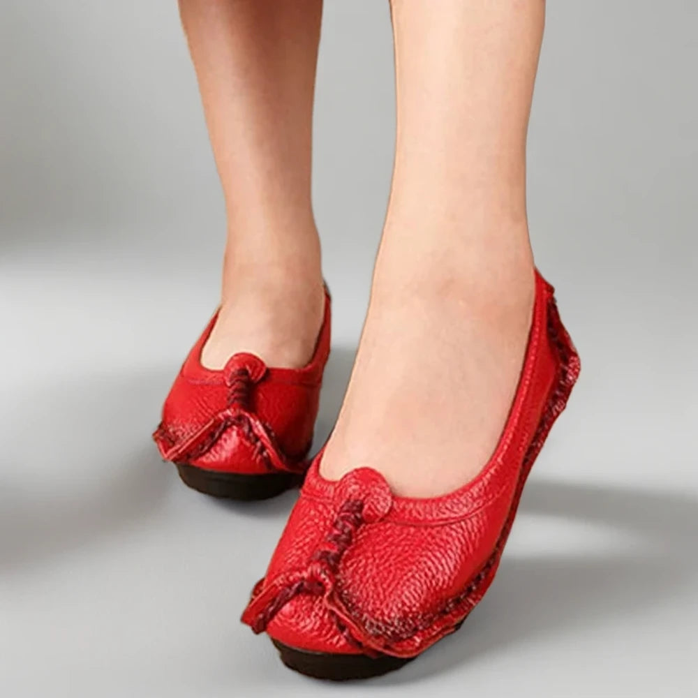 Détail de la semelle et de la tige du mocassin haut femme en cuir souple