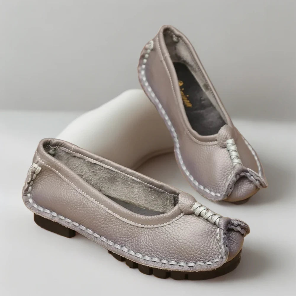 Mocassin haut femme noir associé à une robe pour une allure élégante